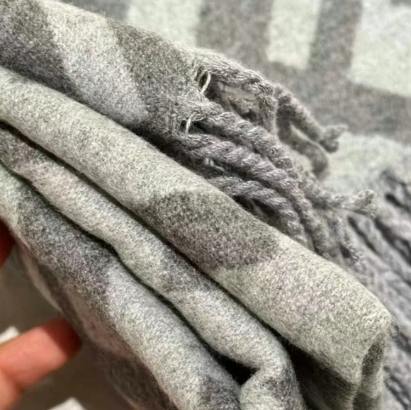 <AUTHENTIC>Fendi Scarf - Picture 2 of 4